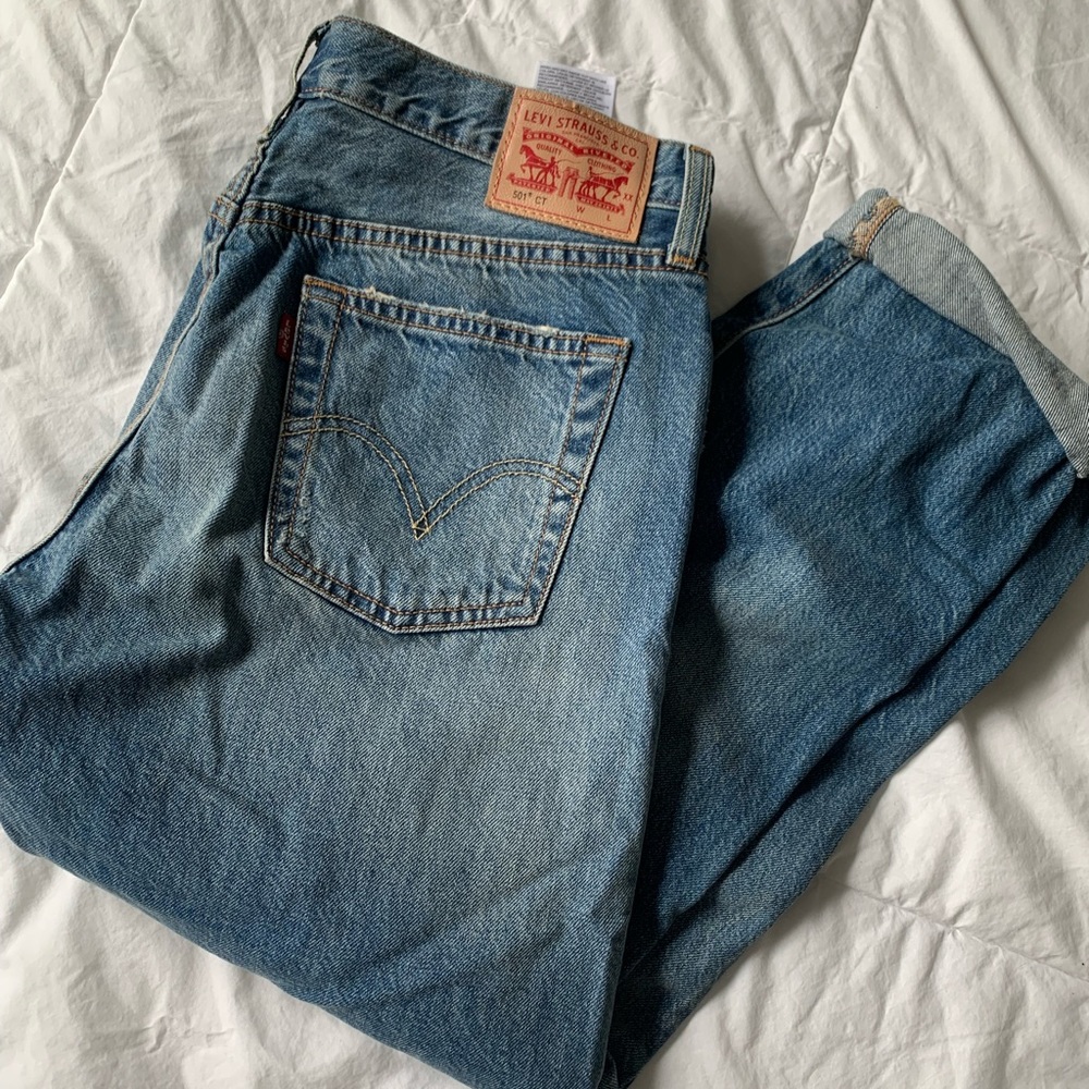 Women’s vintage LEVIs cropped and cuffed fits size 6